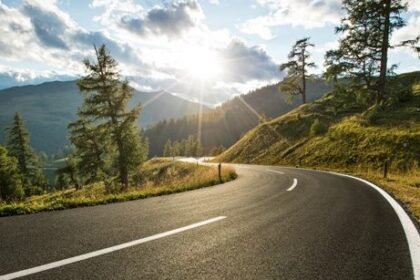 was kann in kurven zum schleudern ihres kraftfahrzeugs führen