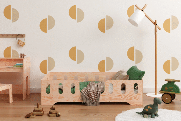 Kinderbetten: Worauf sollten Eltern achten? Die Wahl des richtigen Kinderbetts ist eine der wichtigsten Entscheidungen, die Eltern bei der Einrichtung des Kinderzimmers treffen müssen. Ein Kinderbett muss nicht nur sicher und bequem sein, sondern auch den Bedürfnissen des Kindes entsprechen und sich in das Design des Raumes einfügen. In diesem Artikel erfahren Sie, worauf Sie beim Kauf eines Kinderbetts achten sollten, um die beste Wahl für Ihr Kind zu treffen. Sicherheitsaspekte bei Kinderbetten Sicherheit steht bei der Auswahl eines Kinderbetts an erster Stelle. Achten Sie darauf, dass das Bett den aktuellen Sicherheitsstandards entspricht. Prüfen Sie die Stabilität des Bettes und stellen Sie sicher, dass keine scharfen Kanten oder hervorstehenden Teile vorhanden sind, an denen sich Ihr Kind verletzen könnte. Ein Lattenrost sorgt für eine ausreichende Belüftung der Matratze und sollte ebenfalls stabil und sicher konstruiert sein. Material und Verarbeitung Das Material des Kinderbetts hat einen großen Einfluss auf dessen Langlebigkeit und Aussehen. Holz ist ein beliebtes Material, da es robust und langlebig ist und in verschiedenen Stilen und Farben erhältlich ist. Achten Sie darauf, dass das Holz aus nachhaltiger Forstwirtschaft stammt und frei von schädlichen Chemikalien ist. Die Verarbeitung sollte hochwertig sein, um eine lange Lebensdauer zu gewährleisten. Komfort und Funktionalität Ein komfortables Bett ist entscheidend für den erholsamen Schlaf Ihres Kindes. Wählen Sie eine Matratze, die den Bedürfnissen Ihres Kindes entspricht und ausreichend Unterstützung bietet. Einige kinderbetten verfügen über zusätzliche Funktionen wie verstellbare Lattenroste oder integrierte Schubladen, die zusätzlichen Stauraum bieten. Überlegen Sie, welche Funktionen für Ihre Familie besonders wichtig sind und wählen Sie entsprechend. Design und Stil Das Kinderbett sollte nicht nur funktional, sondern auch ästhetisch ansprechend sein. Ein gut gestaltetes Bett kann das Kinderzimmer aufwerten und eine angenehme Schlafumgebung schaffen. Überlegen Sie, welcher Stil zu Ihrem Zuhause passt und ob das Bett mit anderen Möbelstücken im Raum harmoniert. Es gibt viele verschiedene Designs, von klassischen bis hin zu modernen und verspielten Optionen. Nachhaltigkeit und Umweltbewusstsein In der heutigen Zeit legen viele Eltern Wert auf nachhaltige und umweltfreundliche Produkte. Achten Sie darauf, dass das Kinderbett aus umweltfreundlichen Materialien besteht und unter fairen Bedingungen hergestellt wurde. Einige Hersteller bieten Betten an, die aus recycelten Materialien bestehen oder besonders energieeffizient produziert werden. Budget und Preis-Leistungs-Verhältnis Beim Kauf eines Kinderbetts spielt auch das Budget eine Rolle. Es gibt Betten in verschiedenen Preisklassen, von günstigen Modellen bis hin zu luxuriösen Designerstücken. Überlegen Sie, wie viel Sie bereit sind auszugeben und vergleichen Sie die Preis-Leistungs-Verhältnisse der verschiedenen Optionen. Ein teureres Bett kann eine bessere Qualität und längere Lebensdauer bieten, während günstigere Modelle oft ebenfalls eine gute Wahl sein können, wenn sie den Sicherheitsanforderungen entsprechen. Langfristige Nutzung und Anpassungsfähigkeit Ein Kinderbett sollte idealerweise mit Ihrem Kind mitwachsen können. Überlegen Sie, ob ein mitwachsendes Bett eine sinnvolle Investition für Ihre Familie ist. Solche Betten lassen sich oft in der Größe anpassen und können vom Kleinkindalter bis ins Schulalter genutzt werden. Dies kann langfristig Kosten sparen und ist zudem umweltfreundlich. Fazit Die Wahl des richtigen Kinderbetts erfordert sorgfältige Überlegung und Abwägung verschiedener Faktoren. Sicherheit, Komfort, Design und Nachhaltigkeit sind entscheidende Kriterien, die bei der Entscheidung berücksichtigt werden sollten. Nehmen Sie sich die Zeit, verschiedene Optionen zu vergleichen und die beste Wahl für Ihr Kind zu treffen.