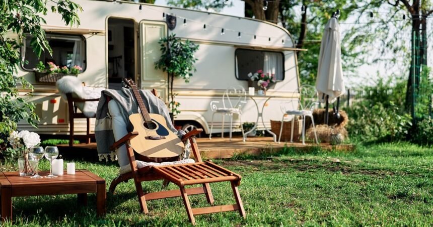 Wenn der Wohnwagen zum zweiten Zuhause wird: Die richtige Matratze fürs Dauercamping Ein fester Platz für die schönste Zeit Dauercamping erfreut sich in Deutschland schon seit einigen Jahren einer stetig wachsenden Beliebtheit: Anstatt jedes Jahr neue Ziele anzusteuern, sichern sich viele Familien einen festen Stellplatz auf einem Campingplatz und verbringen dort regelmäßig Wochenenden, Ferien oder sogar ganze Sommer. Der eigene Wohnwagen wird auf diese Weise zu einem zweiten, kleinen Zuhause, das ganzjährig fest an Ort und Stelle bleibt. Genau dieser dauerhafte Einsatz stellt allerdings andere Anforderungen an die Ausstattung als ein gelegentlicher Kurztrip, besonders wenn es um die passende Matratze für den festen Stellplatz geht. Andere Anforderungen als beim Kurztrip Während ein Wohnwagen, der nur wenige Wochenenden im Jahr genutzt wird, mit einer einfacheren Liegefläche auskommt, zeigt sich bei dauerhaftem Stellplatzbetrieb schnell ein anderes Bild. Der Wagen steht über Monate hinweg auf demselben Untergrund und ist Temperaturschwankungen zwischen kühlen Nächten und warmen Tagen ausgesetzt. Er wird insgesamt deutlich häufiger und intensiver genutzt als auf einer klassischen Rundreise mit dem Camper. Diese dauerhafte Beanspruchung stellt ganz besondere Ansprüche an Material, Belüftung und Langlebigkeit der eingesetzten Matratze. Feuchtigkeit als zentrales Thema Ein zentrales Thema beim Dauercamping ist die Feuchtigkeitsregulierung. Wohnwagen sind in der Regel deutlich schlechter isoliert als feste Gebäude, wodurch sich gerade an kühlen Tagen leichter Kondenswasser bilden kann, gerade an Stellen, an denen die Matratze direkten Kontakt zur Wand oder zum Boden hat. Eine hochwertige Wohnwagen Matratze mit atmungsaktivem, offenporigem Schaumstoff und einem robusten, gleichzeitig luftdurchlässigen Bezug beugt Schimmelbildung wirksam vor und sorgt dafür, dass die Liegefläche auch nach feuchten Nächten zügig wieder abtrocknet. Ungewöhnliche Grundrisse ausnutzen Auch die Größe verdient beim Dauercamping besondere Aufmerksamkeit, denn Wohnwagen bringen oft ungewöhnliche Grundrisse mit sich. Abgeschrägte Ecken am Bug, integrierte Staufächer unter der Liegefläche oder asymmetrische Betten sind alles andere als selten und lassen sich mit reinen Standardmaßen aus dem Möbelhaus nur selten wirklich zufriedenstellend lösen. Eine passgenau nach den eigenen Maßen gefertigte Lösung schließt solche Lücken vollständig, was nicht nur den Schlafkomfort spürbar erhöht, sondern auch zuverlässig verhindert, dass Kleinteile oder Zubehör in schwer erreichbaren Zwischenräumen verschwinden. Langlebigkeit über viele Saisons Da der Wohnwagen beim Dauercamping oft über Jahre am gleichen Platz steht, lohnt sich außerdem der Blick auf die Langlebigkeit der verwendeten Materialien. Ein hochwertiger Kaltschaum mit ausreichender Rohdichte behält seine stützende Wirkung zuverlässig auch nach jahrelanger, regelmäßiger Nutzung, während deutlich günstigere Schaumstoffe spürbar schneller durchliegen und mit der Zeit an Komfort verlieren. Wer über mehrere Saisons hinweg gut schlafen möchte, sollte deshalb nicht am Material sparen, sondern gezielt in eine Ausführung investieren, die für den Dauereinsatz gemacht ist. Der passende Härtegrad für zwei Auch der individuelle Härtegrad bleibt beim stationären Wohnwagen ein wichtiges Thema, denn anders als bei einer kurzen Reise wird hier über viele Wochen im Jahr geschlafen. Wer zu zweit auf dem eigenen Stellplatz lebt, profitiert spürbar davon, den Härtegrad individuell an das eigene Körpergewicht anzupassen oder sogar zwei unterschiedliche Zonen in einer einzigen Matratze zu kombinieren, damit beide Partner gleichermaßen gut schlafen, ganz unabhängig von individuellen Vorlieben, Gewicht und persönlichen Bedürfnissen. Ein echtes Zuhause auf Zeit Wer all diese Punkte beim Kauf sorgfältig berücksichtigt, sichert sich langfristigen und verlässlichen Schlafkomfort auf dem eigenen Stellplatz, Saison für Saison aufs Neue. Eine durchdacht ausgewählte Matratze macht den Unterschied zwischen einem Wohnwagen, der sich wie ein bloßes Provisorium anfühlt, und einem echten zweiten Zuhause. In diesem kann sich die ganze Familie Saison für Saison über Jahre hinweg richtig wohlfühlen.