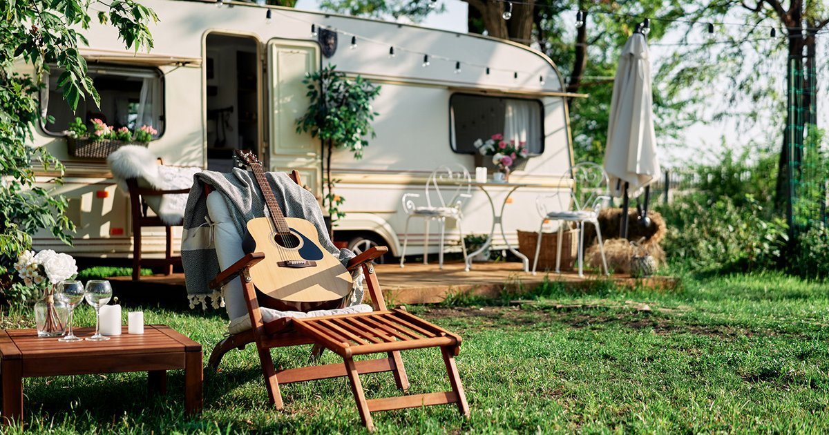 Wenn der Wohnwagen zum zweiten Zuhause wird: Die richtige Matratze fürs Dauercamping Ein fester Platz für die schönste Zeit Dauercamping erfreut sich in Deutschland schon seit einigen Jahren einer stetig wachsenden Beliebtheit: Anstatt jedes Jahr neue Ziele anzusteuern, sichern sich viele Familien einen festen Stellplatz auf einem Campingplatz und verbringen dort regelmäßig Wochenenden, Ferien oder sogar ganze Sommer. Der eigene Wohnwagen wird auf diese Weise zu einem zweiten, kleinen Zuhause, das ganzjährig fest an Ort und Stelle bleibt. Genau dieser dauerhafte Einsatz stellt allerdings andere Anforderungen an die Ausstattung als ein gelegentlicher Kurztrip, besonders wenn es um die passende Matratze für den festen Stellplatz geht. Andere Anforderungen als beim Kurztrip Während ein Wohnwagen, der nur wenige Wochenenden im Jahr genutzt wird, mit einer einfacheren Liegefläche auskommt, zeigt sich bei dauerhaftem Stellplatzbetrieb schnell ein anderes Bild. Der Wagen steht über Monate hinweg auf demselben Untergrund und ist Temperaturschwankungen zwischen kühlen Nächten und warmen Tagen ausgesetzt. Er wird insgesamt deutlich häufiger und intensiver genutzt als auf einer klassischen Rundreise mit dem Camper. Diese dauerhafte Beanspruchung stellt ganz besondere Ansprüche an Material, Belüftung und Langlebigkeit der eingesetzten Matratze. Feuchtigkeit als zentrales Thema Ein zentrales Thema beim Dauercamping ist die Feuchtigkeitsregulierung. Wohnwagen sind in der Regel deutlich schlechter isoliert als feste Gebäude, wodurch sich gerade an kühlen Tagen leichter Kondenswasser bilden kann, gerade an Stellen, an denen die Matratze direkten Kontakt zur Wand oder zum Boden hat. Eine hochwertige Wohnwagen Matratze mit atmungsaktivem, offenporigem Schaumstoff und einem robusten, gleichzeitig luftdurchlässigen Bezug beugt Schimmelbildung wirksam vor und sorgt dafür, dass die Liegefläche auch nach feuchten Nächten zügig wieder abtrocknet. Ungewöhnliche Grundrisse ausnutzen Auch die Größe verdient beim Dauercamping besondere Aufmerksamkeit, denn Wohnwagen bringen oft ungewöhnliche Grundrisse mit sich. Abgeschrägte Ecken am Bug, integrierte Staufächer unter der Liegefläche oder asymmetrische Betten sind alles andere als selten und lassen sich mit reinen Standardmaßen aus dem Möbelhaus nur selten wirklich zufriedenstellend lösen. Eine passgenau nach den eigenen Maßen gefertigte Lösung schließt solche Lücken vollständig, was nicht nur den Schlafkomfort spürbar erhöht, sondern auch zuverlässig verhindert, dass Kleinteile oder Zubehör in schwer erreichbaren Zwischenräumen verschwinden. Langlebigkeit über viele Saisons Da der Wohnwagen beim Dauercamping oft über Jahre am gleichen Platz steht, lohnt sich außerdem der Blick auf die Langlebigkeit der verwendeten Materialien. Ein hochwertiger Kaltschaum mit ausreichender Rohdichte behält seine stützende Wirkung zuverlässig auch nach jahrelanger, regelmäßiger Nutzung, während deutlich günstigere Schaumstoffe spürbar schneller durchliegen und mit der Zeit an Komfort verlieren. Wer über mehrere Saisons hinweg gut schlafen möchte, sollte deshalb nicht am Material sparen, sondern gezielt in eine Ausführung investieren, die für den Dauereinsatz gemacht ist. Der passende Härtegrad für zwei Auch der individuelle Härtegrad bleibt beim stationären Wohnwagen ein wichtiges Thema, denn anders als bei einer kurzen Reise wird hier über viele Wochen im Jahr geschlafen. Wer zu zweit auf dem eigenen Stellplatz lebt, profitiert spürbar davon, den Härtegrad individuell an das eigene Körpergewicht anzupassen oder sogar zwei unterschiedliche Zonen in einer einzigen Matratze zu kombinieren, damit beide Partner gleichermaßen gut schlafen, ganz unabhängig von individuellen Vorlieben, Gewicht und persönlichen Bedürfnissen. Ein echtes Zuhause auf Zeit Wer all diese Punkte beim Kauf sorgfältig berücksichtigt, sichert sich langfristigen und verlässlichen Schlafkomfort auf dem eigenen Stellplatz, Saison für Saison aufs Neue. Eine durchdacht ausgewählte Matratze macht den Unterschied zwischen einem Wohnwagen, der sich wie ein bloßes Provisorium anfühlt, und einem echten zweiten Zuhause. In diesem kann sich die ganze Familie Saison für Saison über Jahre hinweg richtig wohlfühlen.